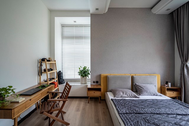 Trên tầng 2, mỗi phòng ngủ được thiết kế trang nhã phù hợp với cá tính, sở thích của mỗi thành viên trong gia đình. Bên trong các phòng đều có thể đón ánh sáng tự nhiên với tầm nhìn đẹp ra vườn.