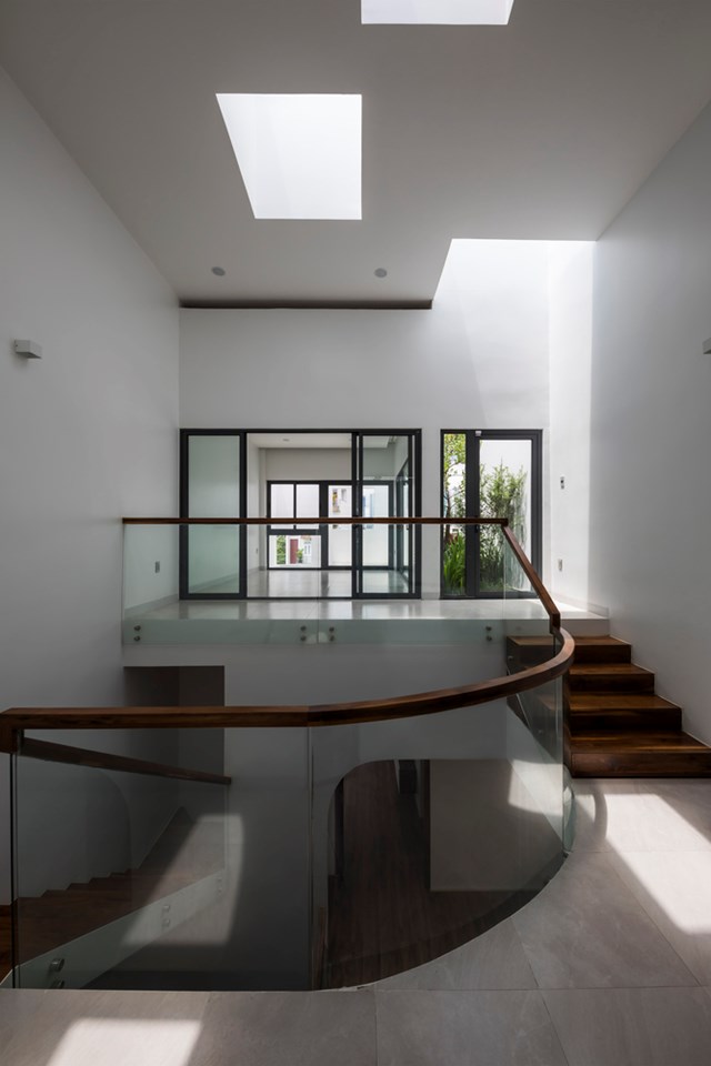 Do thiết kế giếng trời ph&iacute;a sau g&oacute;c nh&agrave; n&ecirc;n gi&oacute; thổi v&agrave;o sẽ xuy&ecirc;n được từ ph&ograve;ng master qua khu sinh hoạt chung v&agrave; gh&eacute; thăm ph&ograve;ng con.&nbsp;&Aacute;nh s&aacute;ng tự nhi&ecirc;n giữa hai kh&ocirc;ng gian cũng được lấy từ m&aacute;i th&ocirc;ng qua lỗ th&ocirc;ng tầng từ tầng hai.