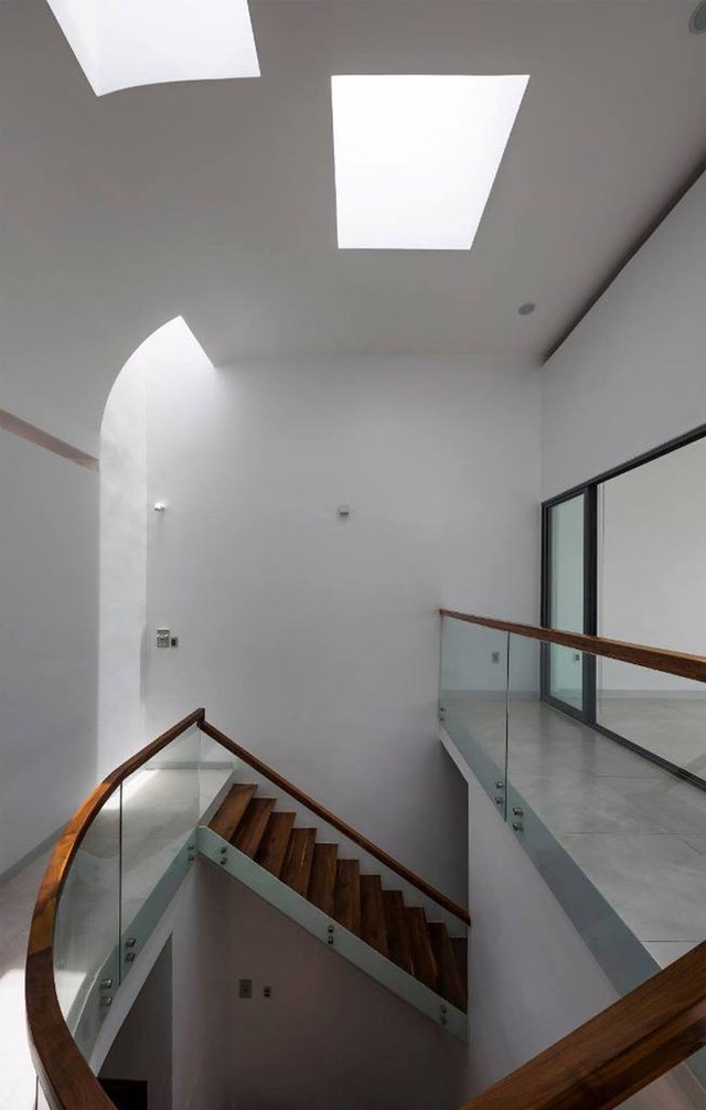 Đi qua cầu thang được thiết kế theo kiểu v&ograve;ng cung nhằm tạo sự thanh tho&aacute;t, uyển chuyển cho ng&ocirc;i nh&agrave; sẽ đến tầng 2 của Li&ecirc;n Th&ocirc;ng house. &nbsp;