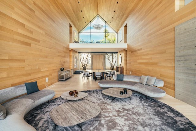 Forest Knoll được x&acirc;y dựng từ c&aacute;c vật liệu kết hợp như gỗ, b&ecirc; t&ocirc;ng v&agrave; đ&aacute;