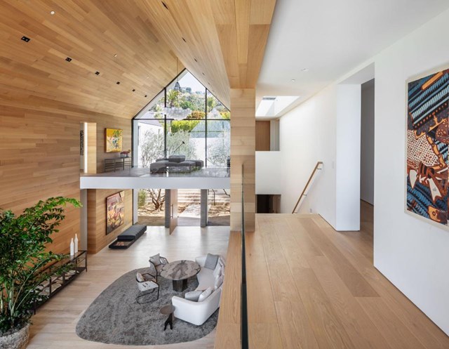 Cầu thang, ph&ograve;ng kh&aacute;ch v&agrave; nh&agrave; bếp nằm ở tầng dưới. Ph&ograve;ng ngủ, ph&ograve;ng tắm v&agrave; c&aacute;c ph&ograve;ng l&agrave;m việc nằm tại tầng tr&ecirc;n