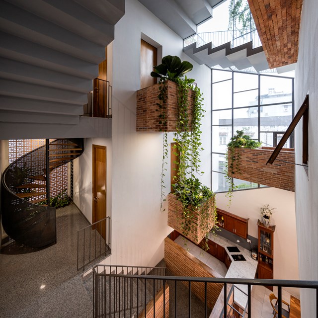 Cầu thang v&agrave; c&aacute;c &ocirc; ban c&ocirc;ng được sắp xếp linh hoạt, ấn tượng. (Ảnh: Quang Trần)