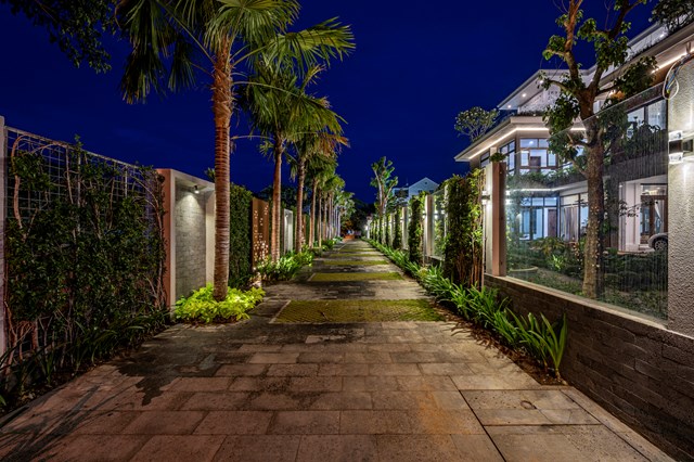 Công trình được phủ xanh bởi nhiều khu vườn nhiệt đới với các loài cây địa phương như xoài, cọ, bougainvillea, plumeria,… Sự góp mặt của không gian xanh đã giúp không gian sống gắn bó với thiên nhiên hơn và giảm bớt tác động ô nhiễm bên ngoài. 