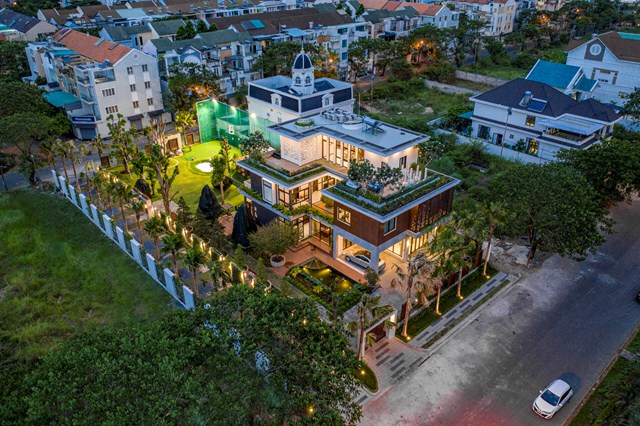 K-Villa+ nổi bật cho công trình hiện đại gắn bó với thiên nhiên và tôn trọng các giá trị bền vững. Nơi đây là tổ ấm yên bình và thoải mái của các thành viên trong gia đình, một nơi trú ấn giữa nhịp sống hối hả, bận rộn của đô thị. 