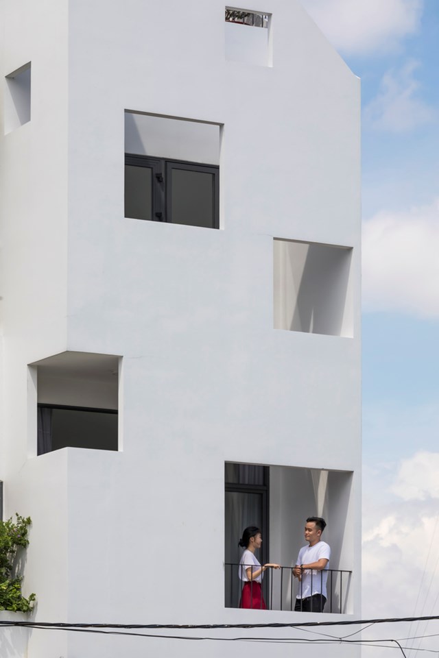 Mặt tiền ng&ocirc;i nh&agrave; l&agrave; mảng tường chia những &ocirc; vu&ocirc;ng tỉ lệ bố cục tự do. Mục đ&iacute;ch vừa l&agrave; tạo sự thống nhất h&igrave;nh khối mặt đứng, vừa l&agrave;m tấm che nắng hướng T&acirc;y cho ng&ocirc;i nh&agrave;.