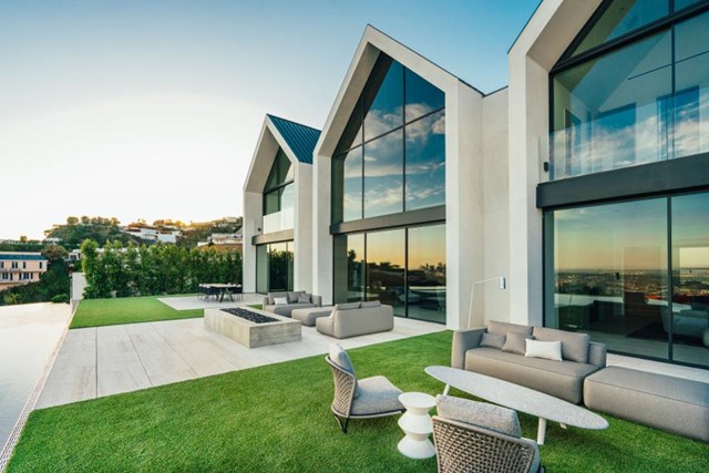 Quang cảnh s&acirc;n sau v&agrave; bể bơi