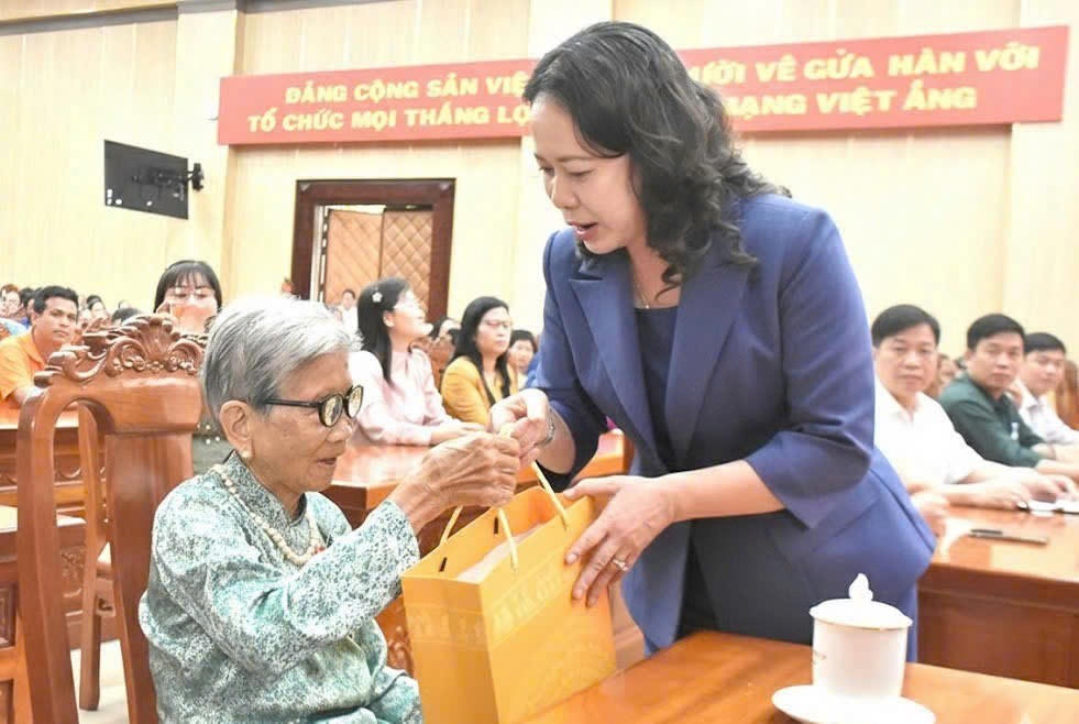 Phó Chủ tịch nước Võ Thị Ánh Xuân thăm và chúc Tết tại tỉnh An Giang