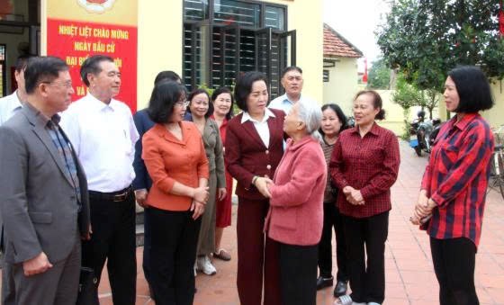 Đoàn công tác trao đổi với cử tri về công tác bầu cử tại khu vực bỏ phiếu số 14, khu phố Hùng Thắng 1 (phường Bãi Cháy).