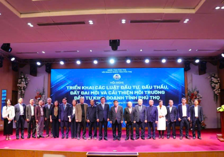 Phó Thủ tướng Nguyễn Chí Dũng chụp ảnh lưu niệm cùng các đại biểu. Phó Thủ tướng Nguyễn Chí Dũng chụp ảnh lưu niệm cùng các đại biểu.