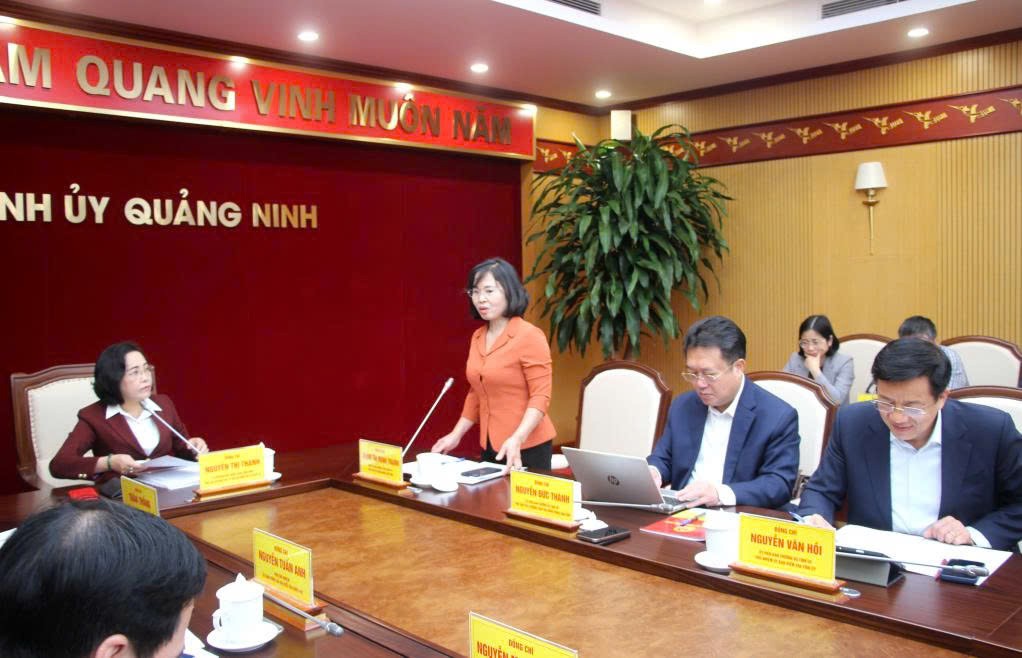 Bà Trịnh Thị Minh Thanh, Phó Bí thư Thường trực Tỉnh ủy, Chủ tịch HĐND tỉnh, Phó Trưởng Ban Chỉ đạo, Phó Chủ tịch Uỷ ban bầu cử tỉnh phát biểu tại buổi làm việc.