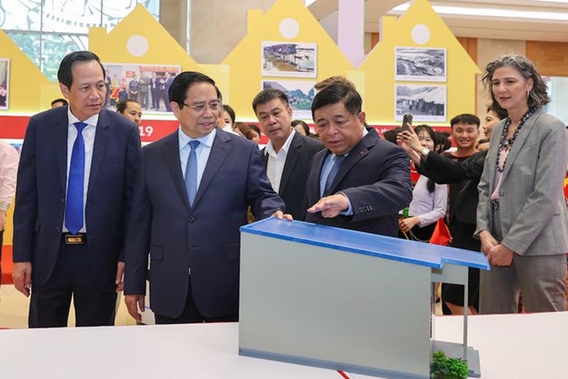 Thủ tướng Phạm Minh Ch&iacute;nh tham quan m&ocirc; h&igrave;nh thiết kế nh&agrave; tại c&aacute;c địa phương - Ảnh: VGP/Nhật Bắc