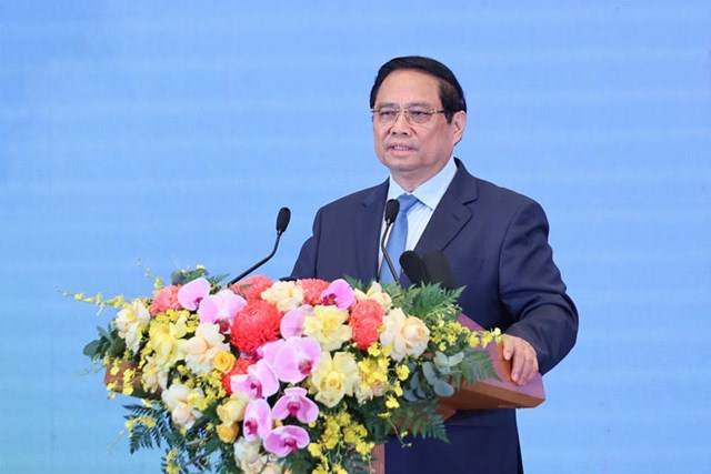 Thủ tướng biểu dương sự nỗ lực vượt bậc v&agrave; kết quả xo&aacute; nh&agrave; tạm, nh&agrave; dột n&aacute;t của c&aacute;c cấp, c&aacute;c ng&agrave;nh, c&aacute;c cấp ủy đảng, ch&iacute;nh quyền địa phương, c&aacute;c đo&agrave;n thể, cộng đồng doanh nghiệp, c&aacute;n bộ, đảng vi&ecirc;n c&ugrave;ng to&agrave;n thể đồng b&agrave;o, chiến sĩ cả nước - Ảnh: VGP/Nhật Bắc