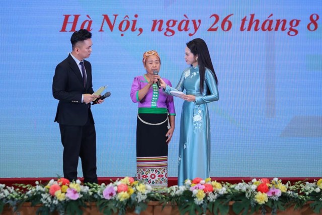 B&agrave; Ng&acirc;n Thị H&agrave;, hộ ngh&egrave;o d&acirc;n tộc Th&aacute;i tại L&agrave;o Cai, đại diện cho c&aacute;c gia đ&igrave;nh trong diện được hỗ trợ tr&ecirc;n cả nước, chia sẻ cảm x&uacute;c tại Hội nghị - Ảnh: VGP/Nhật Bắc