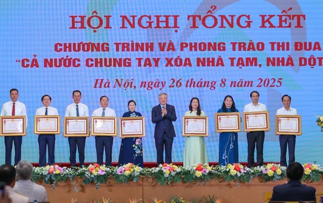 Ph&oacute; Thủ tướng Thường trực Ch&iacute;nh phủ Nguyễn H&ograve;a B&igrave;nh trao Hu&acirc;n chương Lao động hạng Ba cho c&aacute;c tập thể c&oacute; th&agrave;nh t&iacute;ch xuất sắc thực hiện Chương tr&igrave;nh v&agrave; Phong tr&agrave;o thi đua 