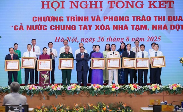 Thủ tướng trao Hu&acirc;n chương Lao động hạng Ba cho c&aacute;c tập thể c&oacute; th&agrave;nh t&iacute;ch xuất sắc thực hiện Chương tr&igrave;nh v&agrave; Phong tr&agrave;o thi đua 