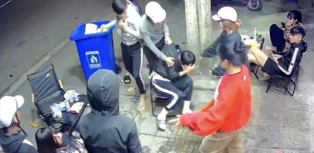 Khởi tố 3 thiếu niên hành hung nam sinh lớp 9 tử vong ở Gia Lai Khởi tố 3 thiếu niên hành hung nam sinh lớp 9 tử vong ở Gia Lai