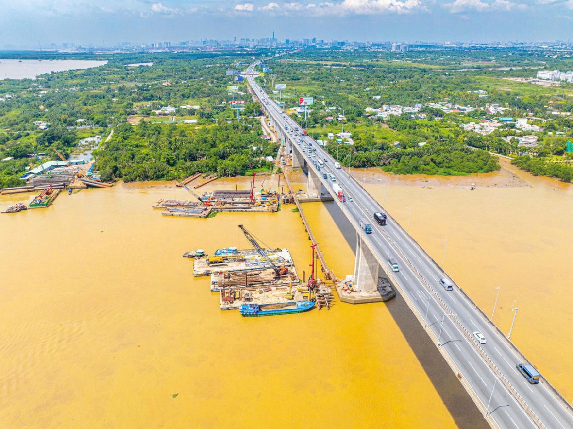 Do vướng giải phóng mặt bằng, nhiều hạng mục trên địa phận TP HCM phải thi công cầm chừng, rời rạc, tiềm ẩn nguy cơ chậm tiến độ dự án.