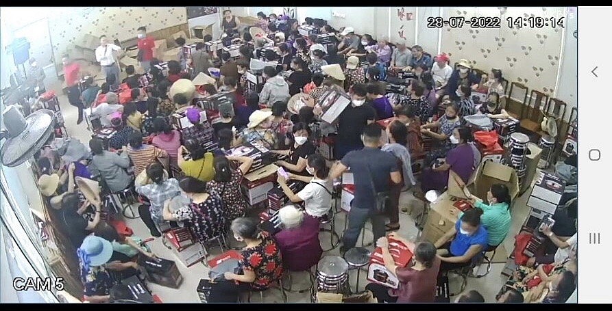 Ảnh chup qua hệ thống camera của nhà hàng Quê Tôi, rất đông người đã sập bẫy chiêu lừa đảo 