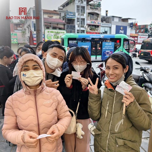 Người d&acirc;n khoe phiếu mua Tứ Qu&yacute; Thịnh Vượng 0,1 chỉ của Bảo T&iacute;n Mạnh Hải &nbsp;