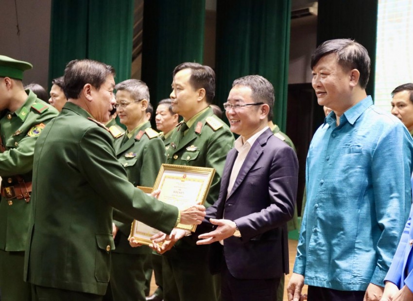 Báo Pháp luật Việt Nam nhận Bằng khen của Bộ Quốc phòng Báo Pháp luật Việt Nam nhận Bằng khen của Bộ Quốc phòng