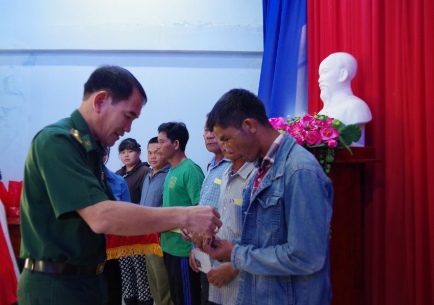 Tây Ninh: Đồn Biên phòng CKQT Mộc Bài trao gần 300 phần quà Tết cho người dân biên giới