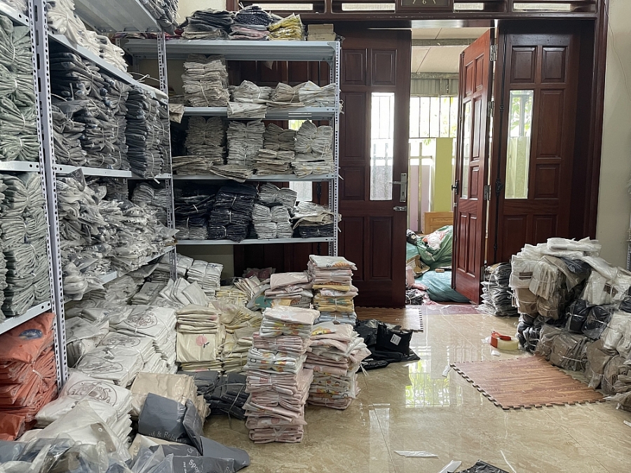 Lực lượng QLTT Thái Nguyên vừa thu giữ hàng nghìn bộ quần áo trẻ em không rõ xuất xứ tại cơ sở kinh doanh online ở Thái Nguyên vào ngày 6/5