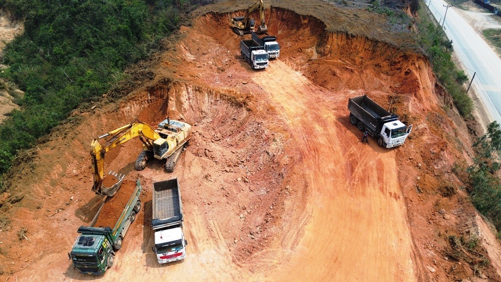 Quảng Ninh: Cận cảnh xe tải chở đất chạy rầm rập suốt ngày đêm, dân lo hỏng đường, ô nhiễm