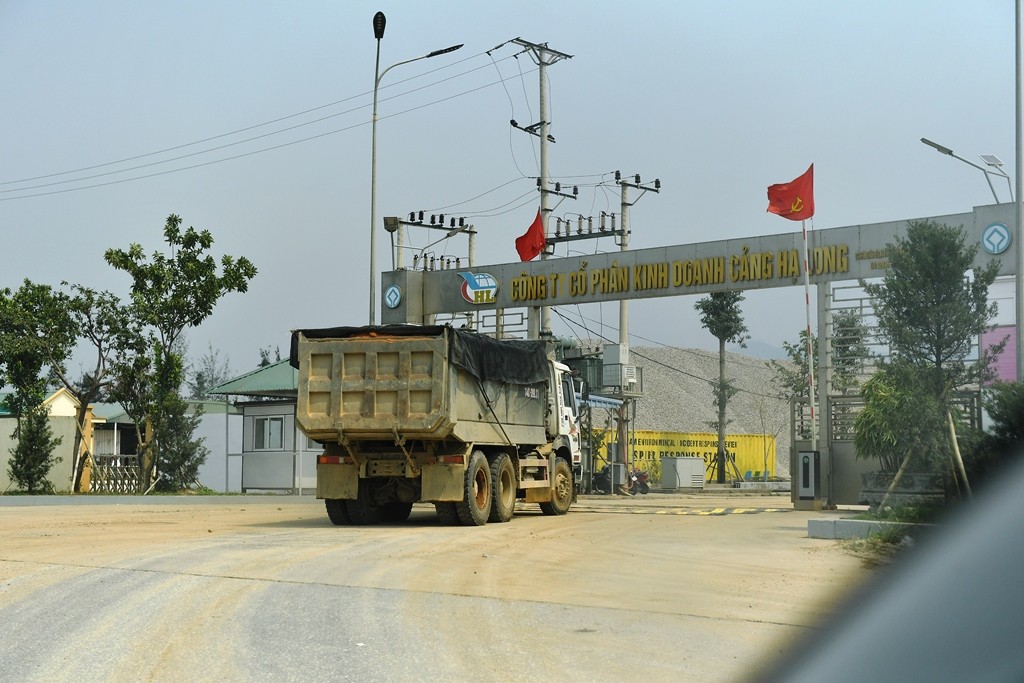 Quảng Ninh: Cận cảnh xe tải chở đất chạy rầm rập suốt ngày đêm, dân lo hỏng đường, ô nhiễm Quảng Ninh: Cận cảnh xe tải chở đất chạy rầm rập suốt ngày đêm, dân lo hỏng đường, ô nhiễm