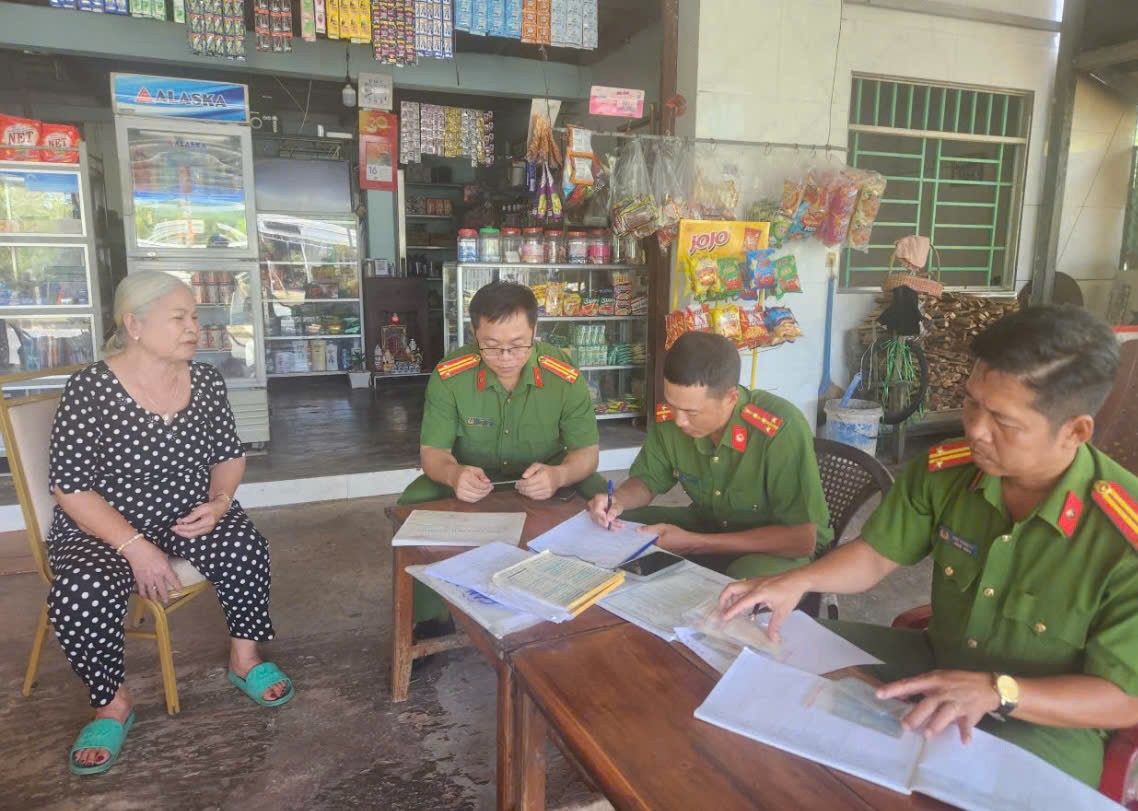 Công an đặc khu Phú Quốc hướng dẫn người dân đăng ký cư trú - Ảnh minh họa