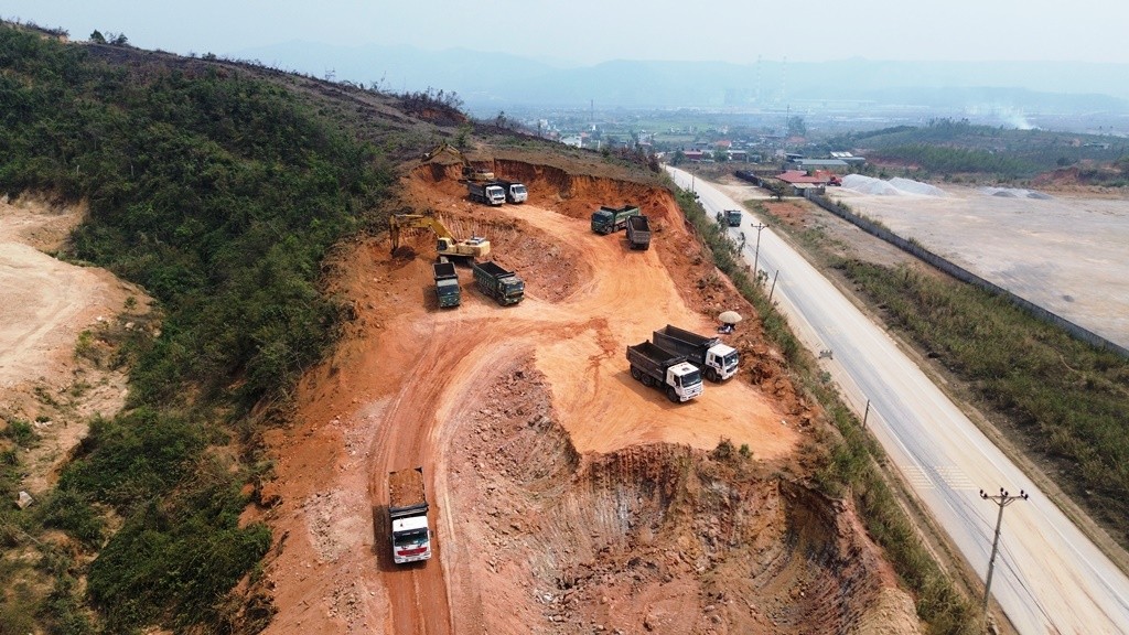 Quảng Ninh: Cận cảnh xe tải chở đất chạy rầm rập suốt ngày đêm, dân lo hỏng đường, ô nhiễm Quảng Ninh: Cận cảnh xe tải chở đất chạy rầm rập suốt ngày đêm, dân lo hỏng đường, ô nhiễm