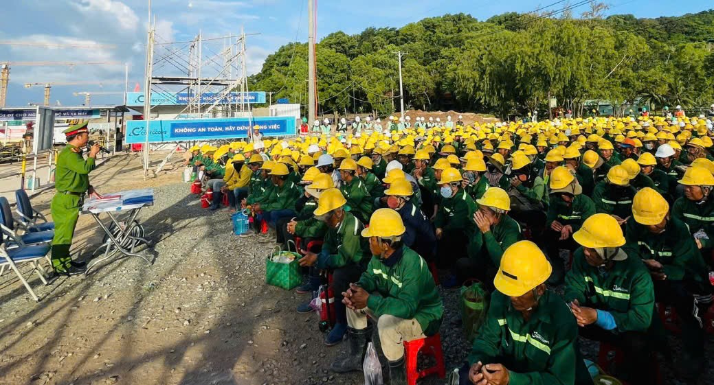 Tuyên truyền đăng ký tạm trú, lưu trú cho  người lao động tại công trình xây dựng Trung tâm hội nghị APEC - đặc khu Phú Quốc