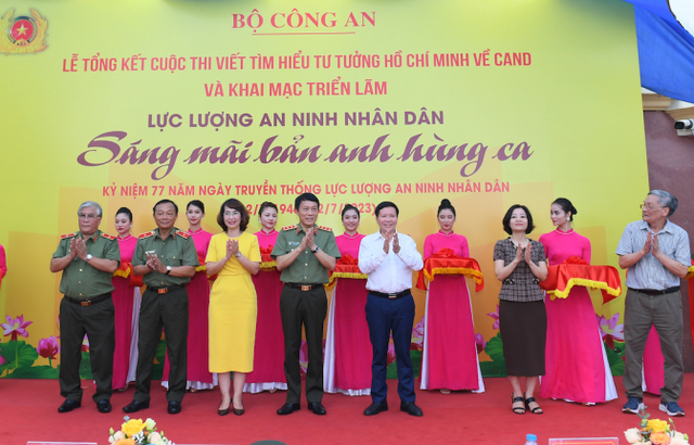 500 hình ảnh, hiện vật tiêu biểu tôn vinh lực lượng An ninh nhân dân - Ảnh 1.