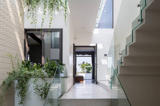 Khoảng trống giữa nh&agrave; c&oacute; xu hướng rộng hơn ở c&aacute;c tầng tr&ecirc;n, gi&uacute;p kết nối nhiều kh&ocirc;ng gian hơn như nh&agrave; vệ sinh, ph&ograve;ng ngủ, cầu thang v&agrave; s&acirc;n phơi, tạo cảm gi&aacute;c rộng mở, gần gũi với thi&ecirc;n nhi&ecirc;n. Hơn nữa, khoảng trống gi&uacute;p lấy s&aacute;ng tốt hơn v&agrave; đảm bảo sự đối lưu kh&ocirc;ng kh&iacute; trong nh&agrave;.&nbsp; &nbsp;