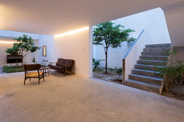 V&igrave; vậy, c&aacute;ch thiết kế n&agrave;y đ&atilde; giải quyết những th&aacute;ch thức m&agrave; một ng&ocirc;i nh&agrave; phố nhỏ đang phải đối mặt trong kh&iacute; hậu n&oacute;ng v&agrave; thị trấn đ&ocirc;ng đ&uacute;c. Mật độ x&acirc;y dựng giảm xuống dưới 50%, tạo th&ocirc;ng gi&oacute; ch&eacute;o để l&agrave;m m&aacute;t v&agrave; kiểm so&aacute;t độ ẩm, tận dụng &aacute;nh s&aacute;ng tự nhi&ecirc;n ban ng&agrave;y, cho ph&eacute;p kết nối giữa con người với con người v&agrave; con người với thi&ecirc;n nhi&ecirc;n. Đồng thời, c&aacute;ch thiết kế n&agrave;y cũng đ&aacute;p ứng nhu cầu kh&ocirc;ng gian ri&ecirc;ng tư của mỗi c&aacute; nh&acirc;n, loại bỏ tiếng ồn v&agrave; bụi từ xung quanh. &nbsp;