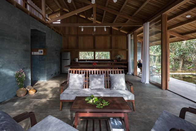 Hầu hết đồ nội thất, khung ch&iacute;nh v&agrave; tường của ng&ocirc;i nh&agrave; được l&agrave;m bằng gỗ nghiến được thu thập từ c&aacute;c t&ograve;a nh&agrave; cũ bị ph&aacute; bỏ.&nbsp; &nbsp;