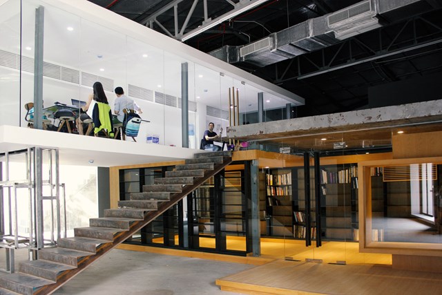 Không gian nghệ thuật đương đại bên trong những chiếc hộp thép tại TP HCM - Ảnh 1