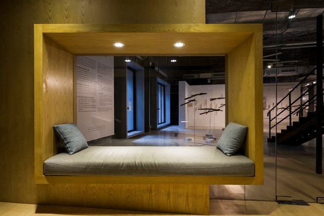 C&aacute;c đ&aacute;m đ&ocirc;ng lớn tham dự c&aacute;c buổi khai mạc, chiếu phim v&agrave; biểu diễn nghệ thuật c&oacute; thể di chuyển thoải m&aacute;i qua c&aacute;c kh&ocirc;ng gian tham quan. Ba cổng v&agrave;o bằng th&eacute;p tạo khung cảnh nh&igrave;n xuy&ecirc;n suốt v&agrave;o b&ecirc;n trong c&aacute;c khu triển l&atilde;m nghệ thuật v&agrave; hướng ra c&aacute;c s&acirc;n sau. &nbsp;