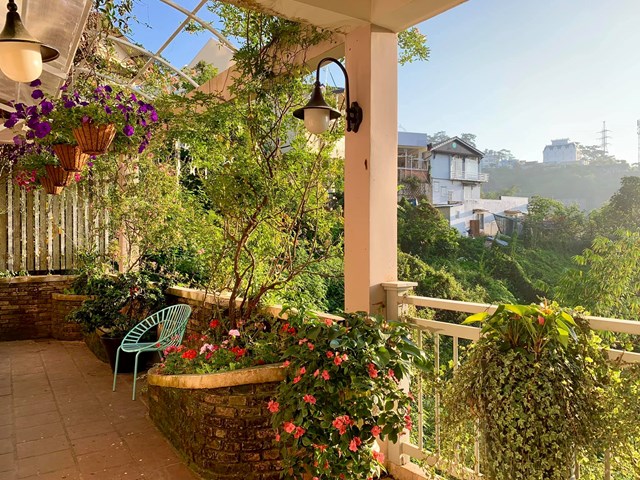 G&oacute;c ban c&ocirc;ng ngắm sương m&ugrave; buổi s&aacute;ng. &nbsp;