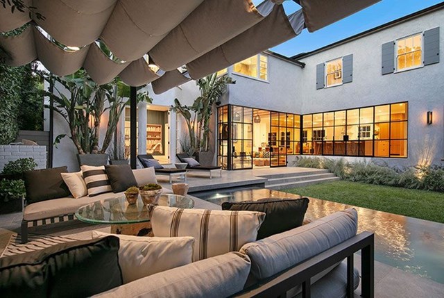 Ng&ocirc;i nh&agrave; được ho&agrave;n thiện v&agrave;o những năm 1930, c&oacute; diện t&iacute;ch khoảng 560 m2 với 5 ph&ograve;ng ngủ v&agrave; 7 ph&ograve;ng tắm. Bất động sản n&agrave;y vừa được b&aacute;n v&agrave;o th&aacute;ng 2/2021 với gi&aacute; xấp xỉ&nbsp;8 triệu USD. Ảnh:&nbsp;Zillow.