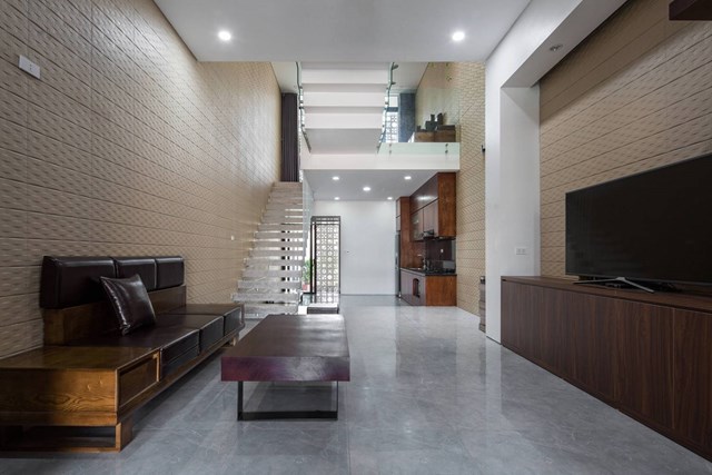 Hai khối chức năng ch&iacute;nh được li&ecirc;n kết trực tiếp với nhau th&ocirc;ng qua cầu thang v&agrave; khoảng th&ocirc;ng tầng giữa nh&agrave;. Nhờ vậy, mọi người khi di chuyển tr&ecirc;n cầu thang sẽ c&oacute; cảm gi&aacute;c thoải m&aacute;i, rộng r&atilde;i v&agrave; kh&ocirc;ng bị ngột ngạt như những ng&ocirc;i nh&agrave; ống th&ocirc;ng thường.&nbsp;Mọi người khi di chuyển tr&ecirc;n cầu thang vừa c&oacute; thể nh&igrave;n thấy c&acirc;y cối, vừa c&oacute; thể quan s&aacute;t v&agrave; kết nối dễ d&agrave;ng với c&aacute;c tầng. &nbsp;