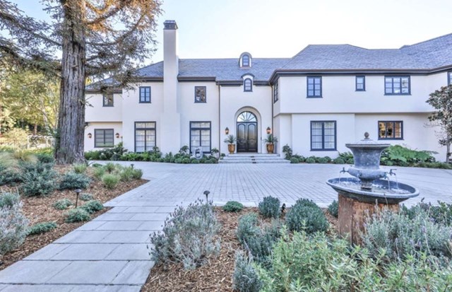 Vợ chồng Bieber chi&nbsp;25,8 triệu USD&nbsp;v&agrave;o th&aacute;ng 8/2020 để mua một dinh thự rộng lớn ở khu Beverly Park của th&agrave;nh phố Los Angeles. Đ&acirc;y cũng l&agrave; nơi sinh sống hiện tại của nam ng&ocirc;i sao nhạc pop. Ảnh:&nbsp;8 Beverly Park.