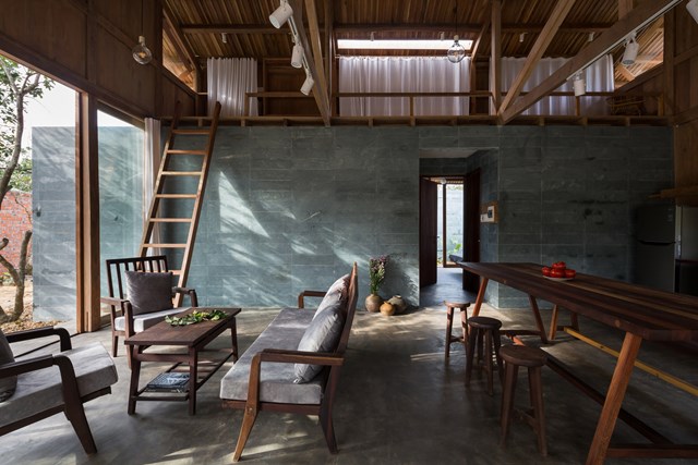 Một g&aacute;c lửng bằng gỗ được chiếu s&aacute;ng bởi giếng trời tr&ecirc;n m&aacute;i nh&agrave; l&agrave; thư viện v&agrave; kho lưu trữ của gia đ&igrave;nh.&nbsp;Thật th&uacute; vị khi đọc một cuốn s&aacute;ch gần cửa sổ nhỏ v&agrave; thưởng thức hương thơm từ vườn bưởi b&ecirc;n dưới.&nbsp; &nbsp;