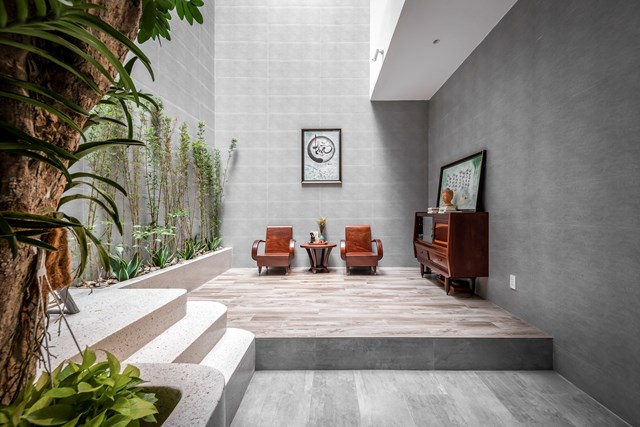 Nh&oacute;m thiết kế đ&atilde; thu hẹp ph&ograve;ng kh&aacute;ch, loại bỏ ph&ograve;ng ngủ, k&ecirc; giường tầng cho c&aacute;c b&eacute; ở chung dẫn đến nhiều kh&ocirc;ng gian để trồng c&acirc;y xanh, bể bơi, nh&agrave; tr&ecirc;n c&acirc;y cho c&aacute;c b&eacute; vui chơi, giải ph&oacute;ng năng lượng. &nbsp;