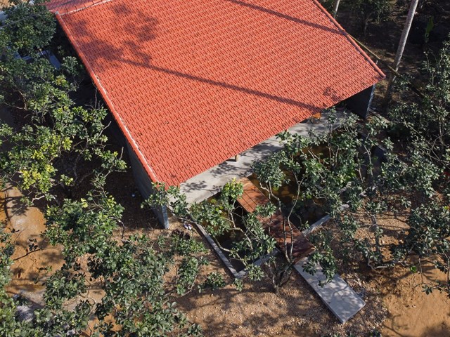 Căn nh&agrave; rộng 115 m2 n&agrave;y được c&ocirc;ng ty kiến tr&uacute;c Silaa thiết kế gồm khu sinh hoạt chung, 2 ph&ograve;ng ngủ, 2 ph&ograve;ng vệ sinh v&agrave; c&aacute;c kh&ocirc;ng gian xung quanh.&nbsp; &nbsp;