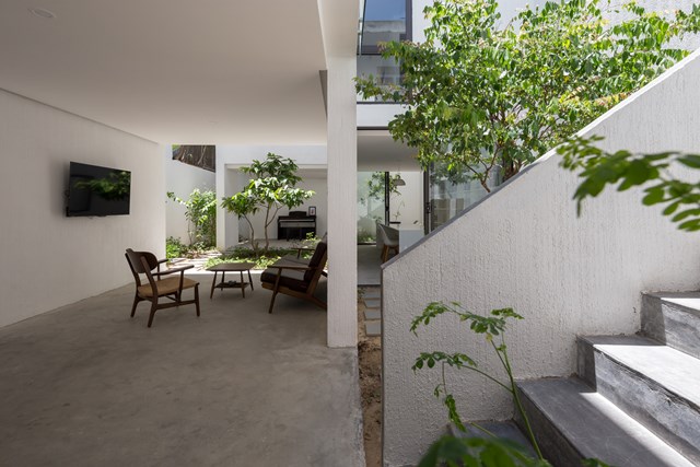 K&iacute;ch thước l&ocirc; đất 7,5 m x 14,3 m, xung quanh l&agrave; c&aacute;c c&ocirc;ng tr&igrave;nh liền kề v&agrave; th&ocirc;ng ra hẻm rộng 1,2 m d&agrave;i 16,4 m. &nbsp;