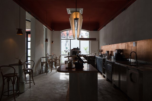 S&agrave;n v&agrave; ch&acirc;n tường bằng b&ecirc; t&ocirc;ng, được &aacute;p dụng cho to&agrave;n bộ biệt thự, giống với c&aacute;c bậc b&ecirc; t&ocirc;ng của cầu thang ban đầu.&nbsp; &nbsp;