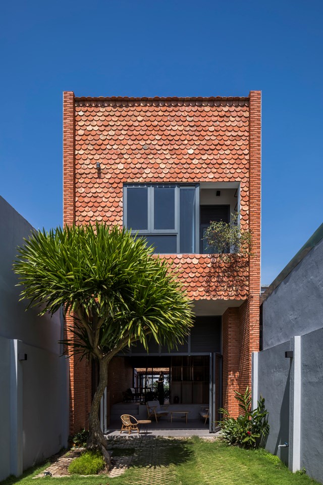 Ng&ocirc;i nh&agrave; tại T&acirc;y Ninh được x&acirc;y dựng chủ yếu bằng gạch đỏ th&ocirc;ng thường v&agrave; ng&oacute;i vảy c&aacute;, gần gũi với thi&ecirc;n nhi&ecirc;n, mang lại cảm gi&aacute;c ri&ecirc;ng biệt với xung quanh. Tường gạch th&ocirc;, kh&ocirc;ng tr&aacute;t xi măng mang lại cảm gi&aacute;c ấm c&uacute;ng, giản dị nhưng vẫn mạnh mẽ, đảm bảo mỹ quan v&agrave; vệ sinh sử dụng. &nbsp;