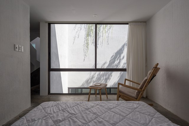 Giảm diện tích xây dựng, ngôi nhà trong hẻm nhỏ vẫn có sân vườn rộng rãi - Ảnh 1