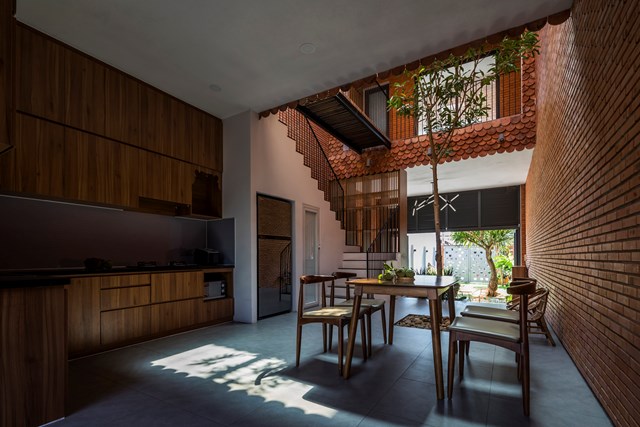 Bởi diện t&iacute;ch đất hẹp ngang nhưng d&agrave;i n&ecirc;n c&aacute;c kiến tr&uacute;c sư đ&atilde; đề xuất x&acirc;y dựng một ng&ocirc;i nh&agrave; hai tầng, chiếm &iacute;t hơn một nửa diện t&iacute;ch đất. Phần đất c&ograve;n lại l&agrave;m vườn trước v&agrave; sau nh&agrave; vừa l&agrave; cảnh quan vừa l&agrave; kh&ocirc;ng gian tụ tập bạn b&egrave;, nơi chồng chăm c&acirc;y, vợ trồng rau, con c&aacute;i vui chơi. &nbsp;