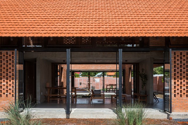 Bằng c&aacute;ch n&agrave;y, ng&ocirc;i nh&agrave; c&oacute; s&acirc;n trong rộng v&agrave; những bức tường lớn l&agrave;m từ gạch đặc, c&oacute; xen kẽ khoảng trống để đ&oacute;n gi&oacute;. S&acirc;n trước được l&aacute;t từ gạch ống, c&oacute; thể thấm nước mưa. &nbsp;